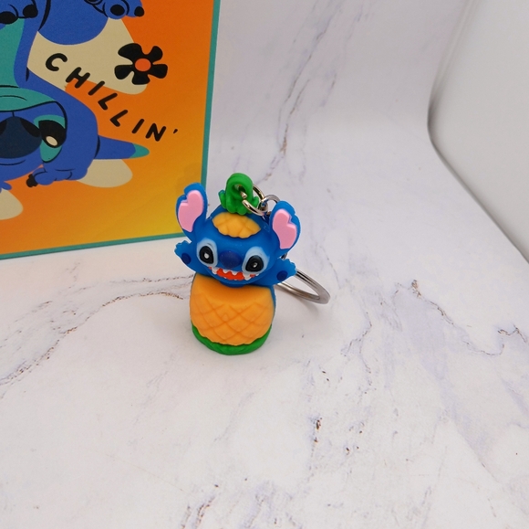 Stitch Makeup & 2 keychains NWT - Picture 4 of 11